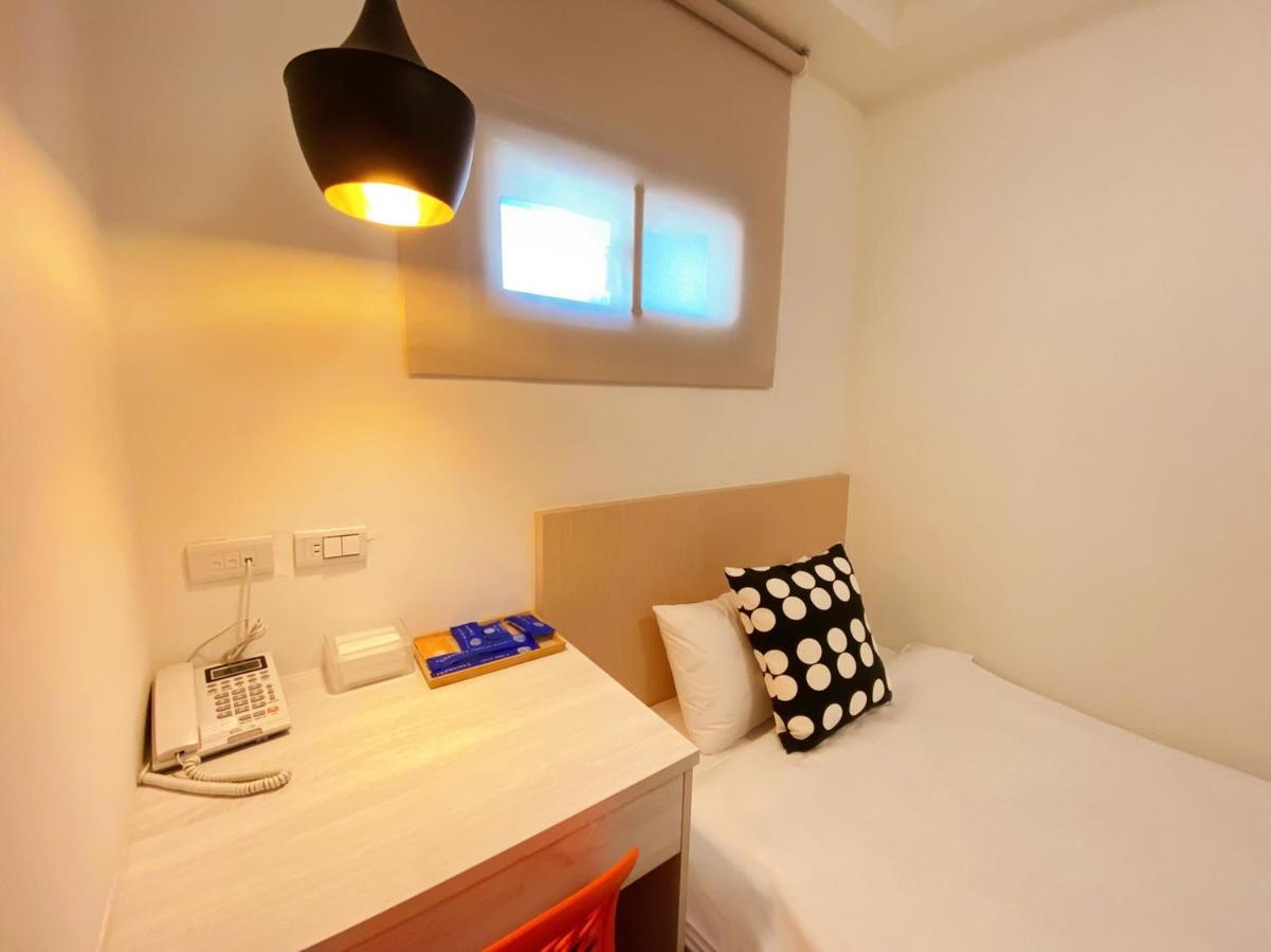 Hotel Huru House Taichung Exteriör bild
