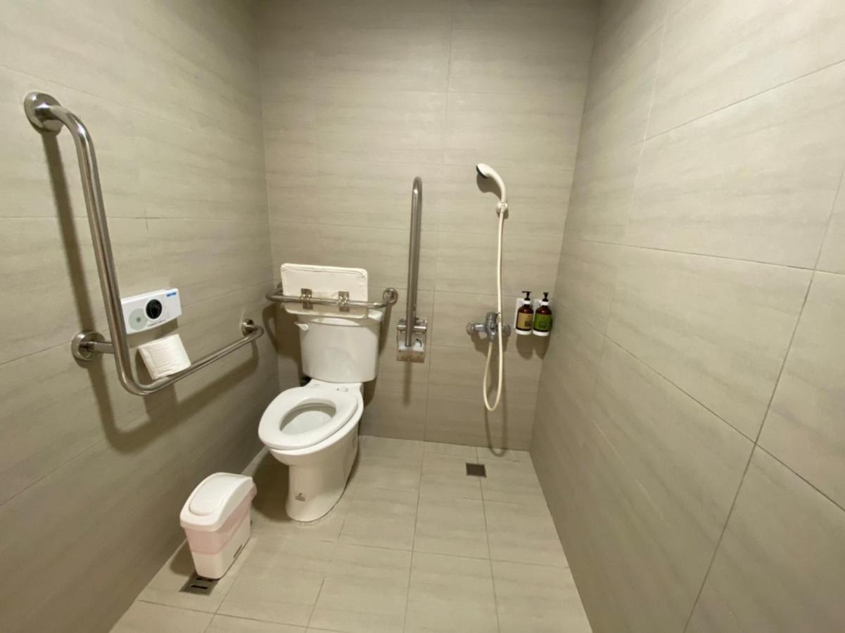 Hotel Huru House Taichung Exteriör bild