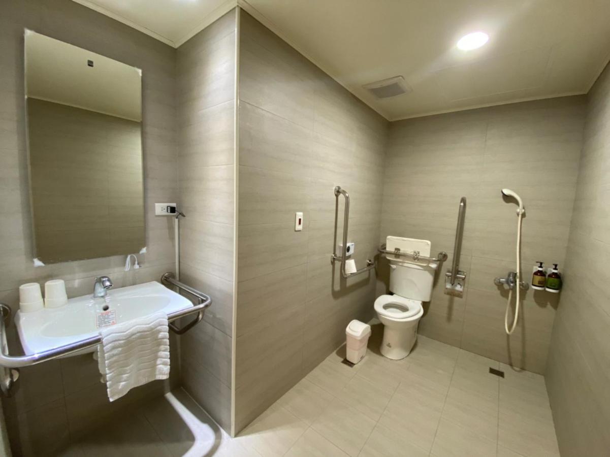 Hotel Huru House Taichung Exteriör bild