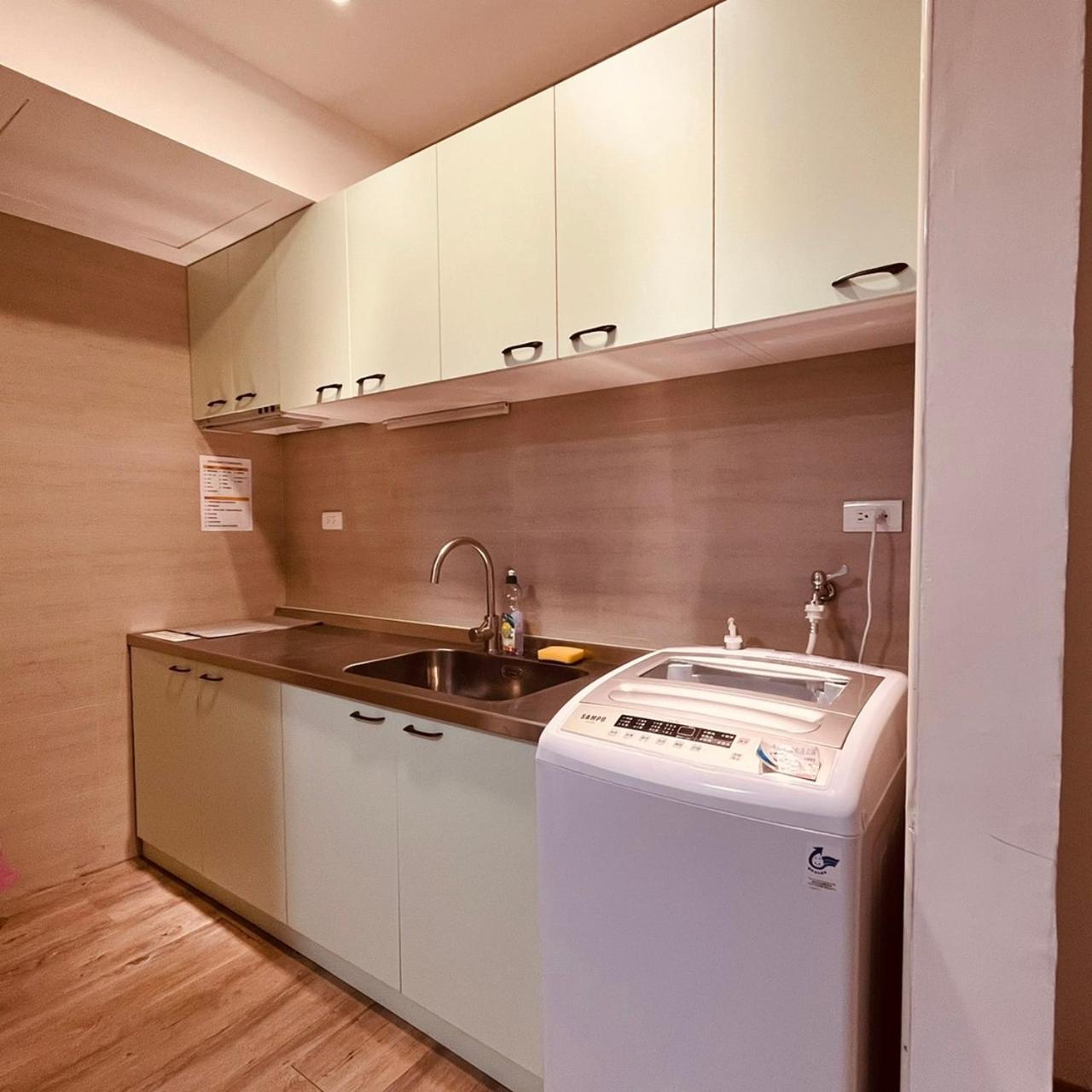 Hotel Huru House Taichung Exteriör bild